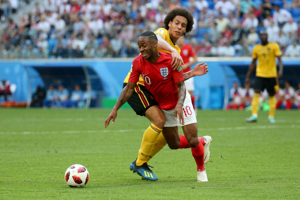 他在场上展 他在场上展